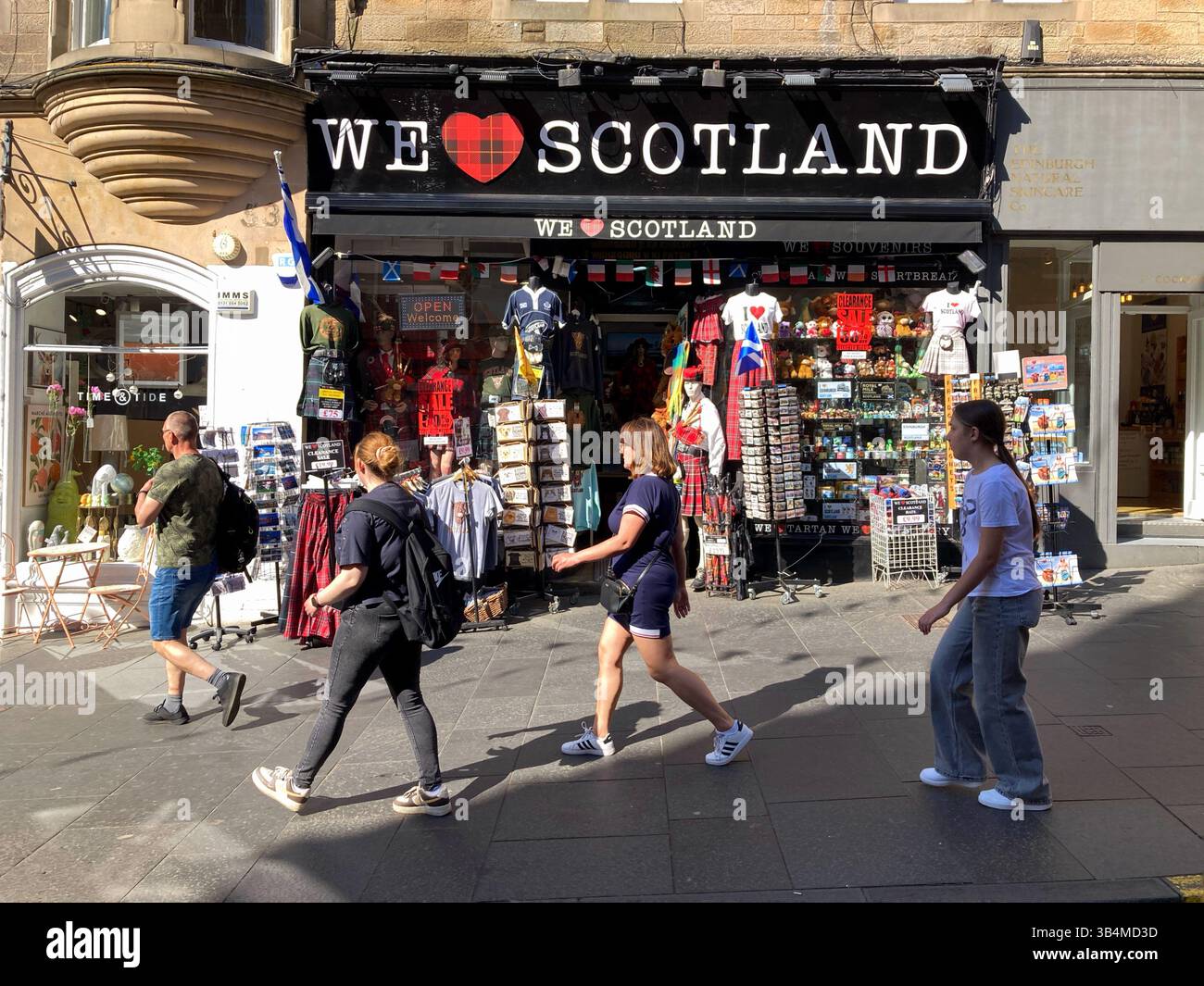 Nous aimons l'Écosse, boutique de souvenirs et de cadeaux, Cockburn Street, Édimbourg Écosse - Image de stock capturée avec un smartphone