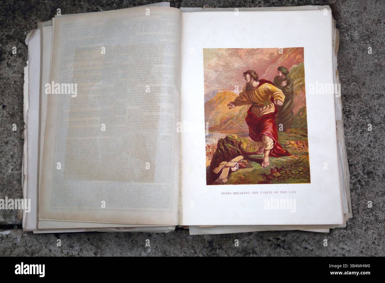 Moïse brisant les tablettes de la Loi après avoir vu les enfants d'Israël adorer le veau d'or de l'Antiquité 19ème siècle le Practical et Dev Banque D'Images