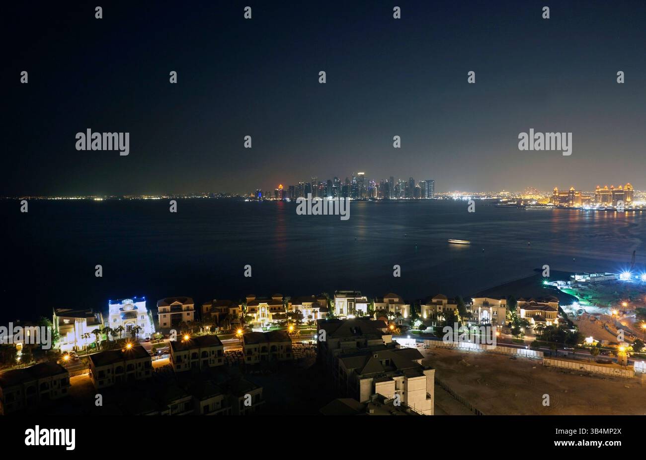vue nocturne côtière de doha, qatar, moyen-orient, Banque D'Images