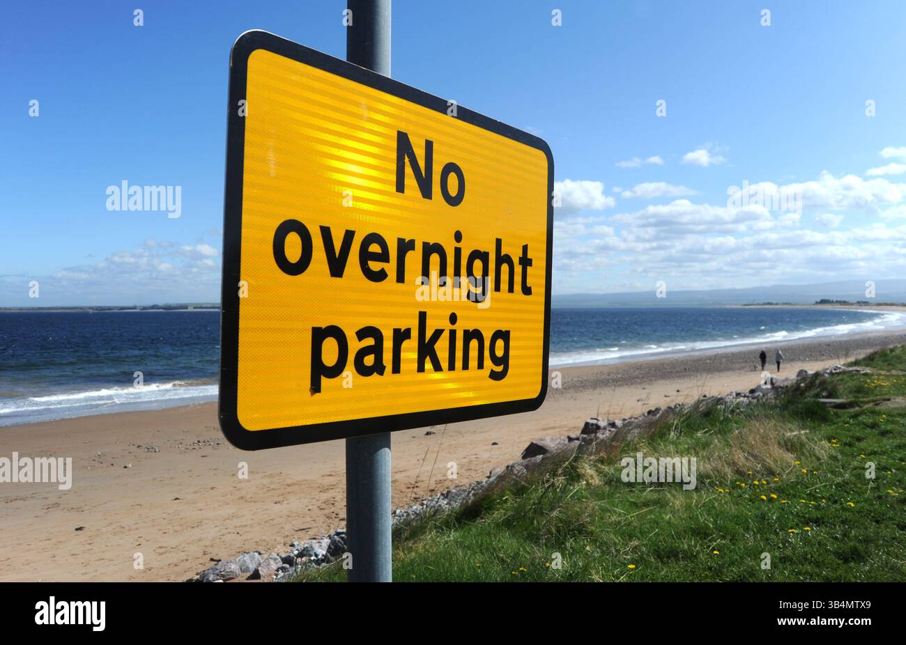 PAS DE PANNEAU DE STATIONNEMENT DE NUIT DANS LA ZONE CÔTIÈRE BRITANNIQUE RE CAMPING-CARS CAMPING SAUVAGE ETC UK Banque D'Images