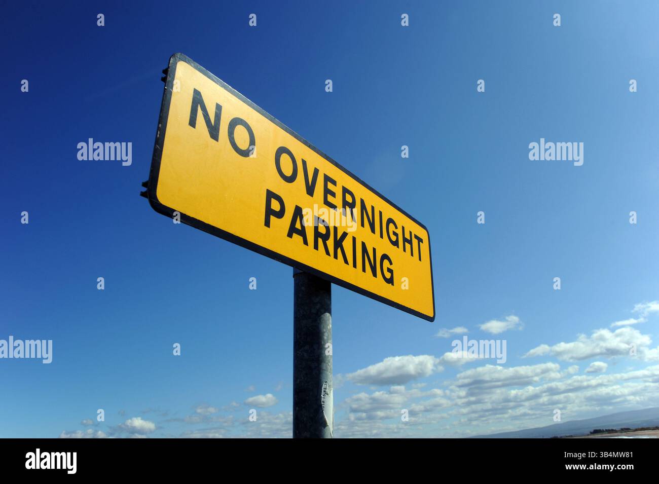 PAS DE PANNEAU DE STATIONNEMENT DE NUIT DANS LA ZONE CÔTIÈRE BRITANNIQUE RE CAMPING-CARS CAMPING SAUVAGE ETC UK Banque D'Images