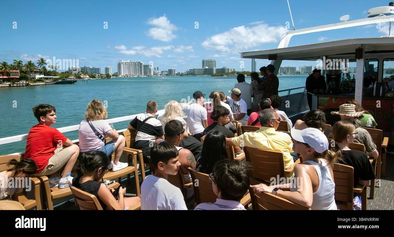 Les gens en croisière touristique en bateau à Miami, Floride, États-Unis Banque D'Images