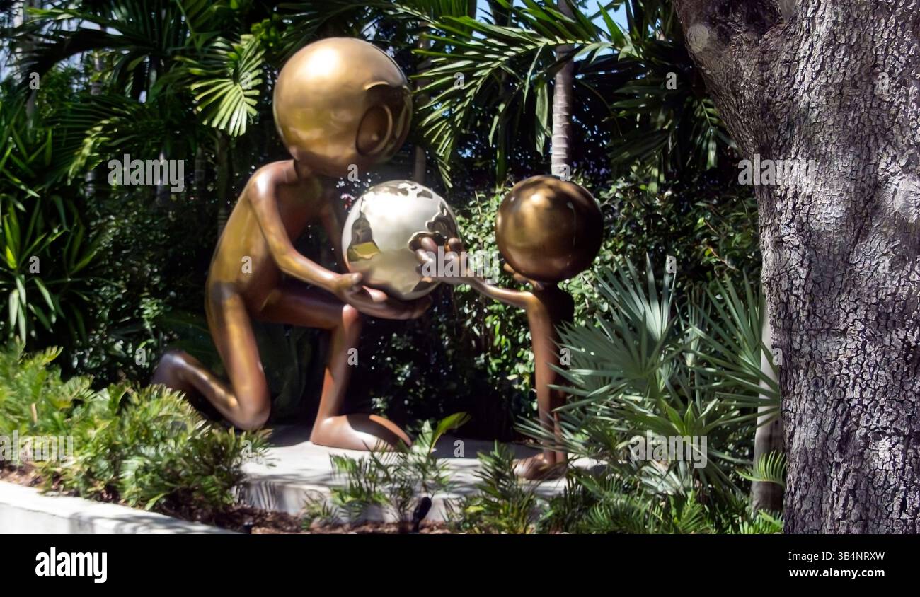 Groupe de sculpture d'adulte donnant le monde à un enfant par Kai à Wynwood Walls Miami, Floride, États-Unis Banque D'Images