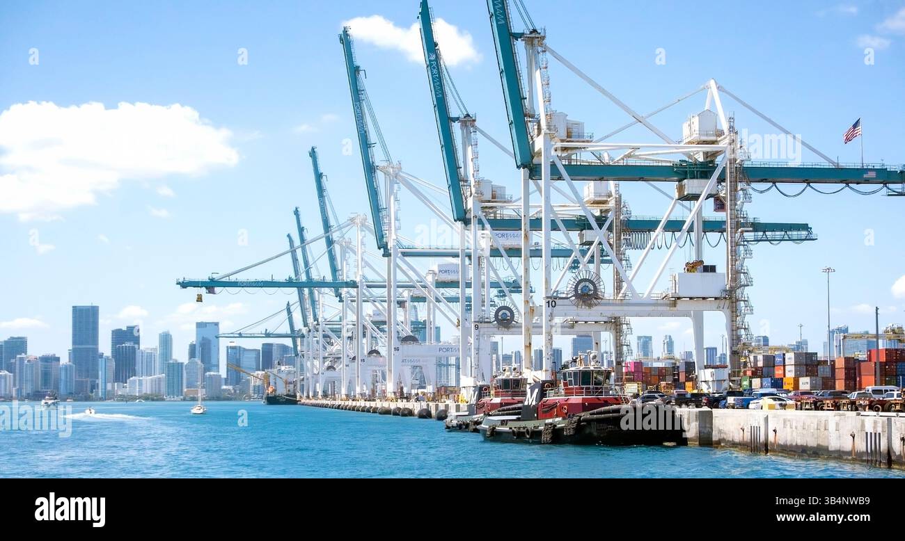 Remorqueurs ancrés par des grues et des conteneurs dans le port de Miami, Miami, Floride, États-Unis Banque D'Images