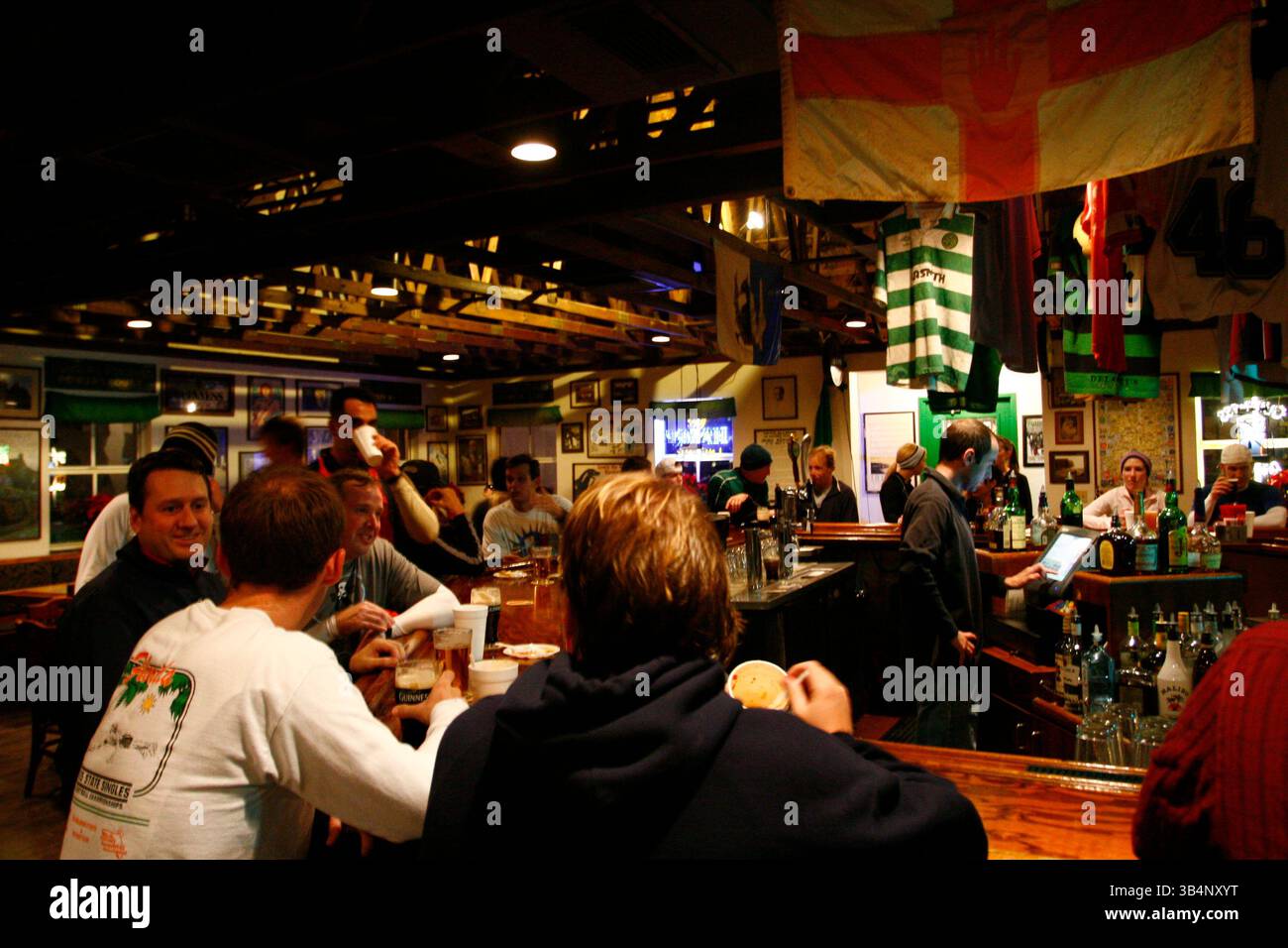 05 janvier 2010 - Tampa, FL, États-Unis - TP 316519  SANT Running .Luis Santana | Times.(1/5/2010, Tampa, FL) ..les coureurs se rassemblent après la course au bar four Green Fields...four Green Fields Running Club se réunit tous les mardis à 18 heures les participants courent un 5 km le long du boulevard Bayshore, puis retournent au pub pour manger un repas gratuit.[Luis Santana | Times] (Credit image : © Petersburg Times/ZUMApress.com) Banque D'Images