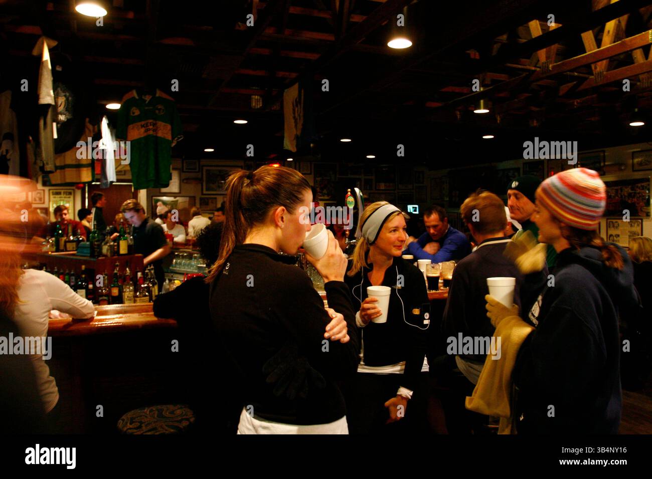 05 janvier 2010 - Tampa, FL, États-Unis - TP 316519  SANT Running .Luis Santana | Times.(1/5/2010, Tampa, FL) ..les coureurs se rassemblent après la course au bar four Green Fields...four Green Fields Running Club se réunit tous les mardis à 18 heures les participants courent un 5 km le long du boulevard Bayshore, puis retournent au pub pour manger un repas gratuit.[Luis Santana | Times] (Credit image : © Petersburg Times/ZUMApress.com) Banque D'Images