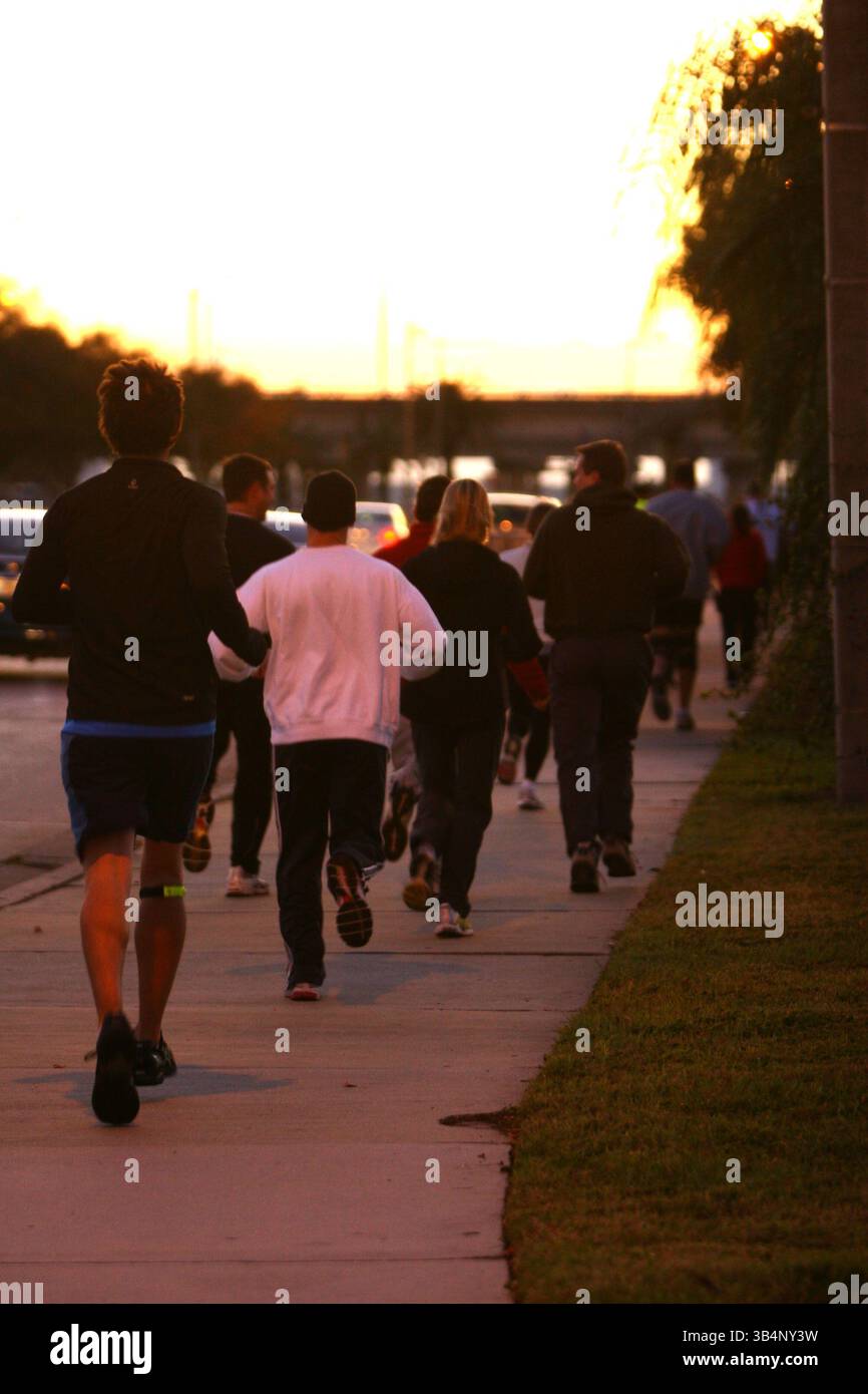 05 janvier 2010 - Tampa, FL, USA - TP 316519  SANT Running .Luis Santana | Times.(1/5/2010, Tampa, FL) ..les coureurs commencent leur course de 5 km...quatre Green Fields Running Club se rencontrent tous les mardis à 18 h. les participants courent un 5 km le long de Bayshore Boulevard puis retournent au pub pour manger un repas gratuit.[Luis Santana | Times] (Credit image : © Petersburg Times/ZUMApress.com) Banque D'Images