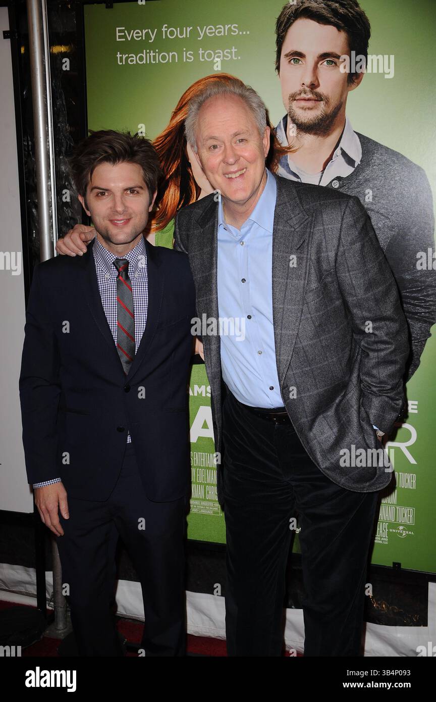 . 06, 2010 - New York, NY, USA - . . . . . 6 janvier 2010, les acteurs de New York Adam Scott et John Lithgow arrivent à la première de 'Leap Year' au Directors Guild Theatre le 6 janvier 2010 à New York (image crédit : © Sharkpixs/ZUMApress.com) Banque D'Images