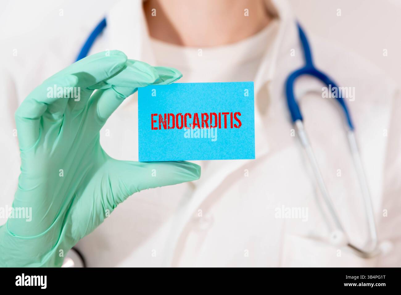 Le médecin conserve une carte avec le nom du diagnostic - endocardite. Mise au point sélective. Concept médical. Banque D'Images