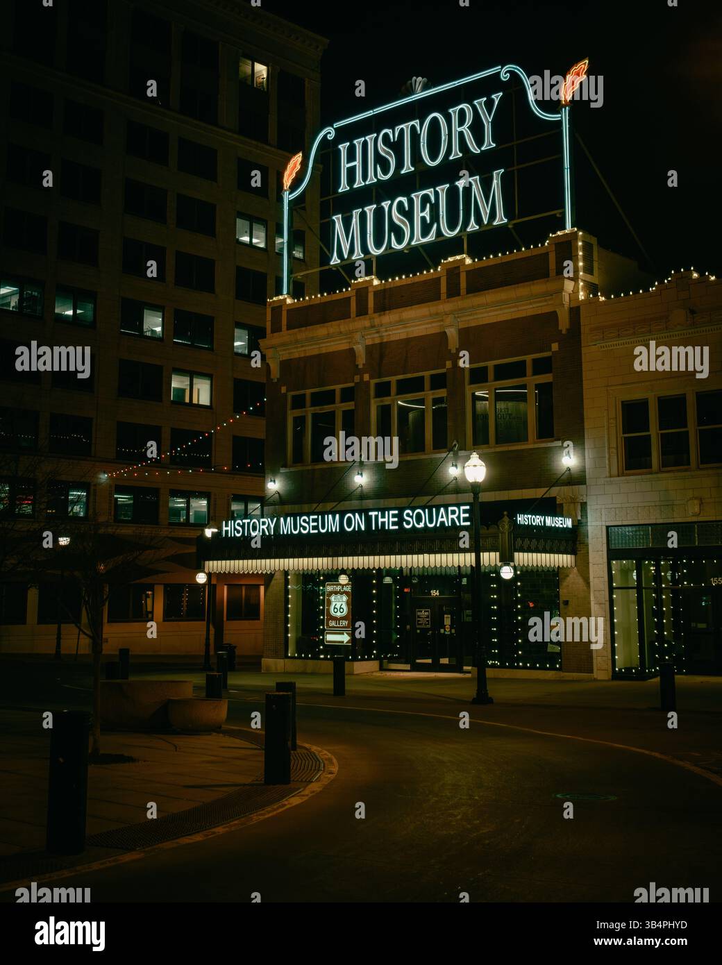 Musée d'histoire sur la place la nuit dans le centre-ville de Springfield, Missouri Banque D'Images