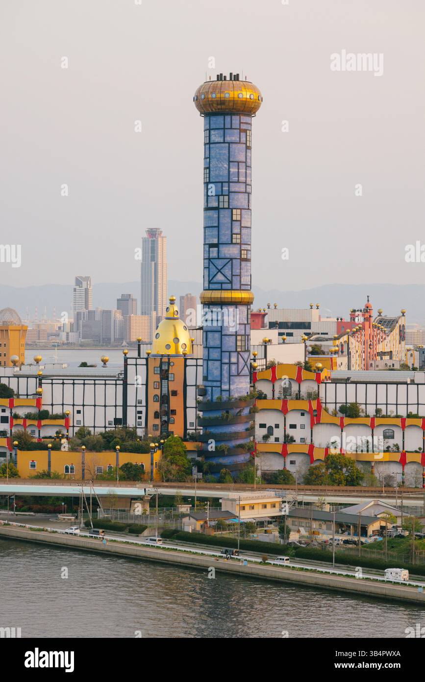 Usine d'incinération de Maishima, une installation de transformation des déchets en énergie à Osaka conçue par Friedensreich Hundertwasser Banque D'Images