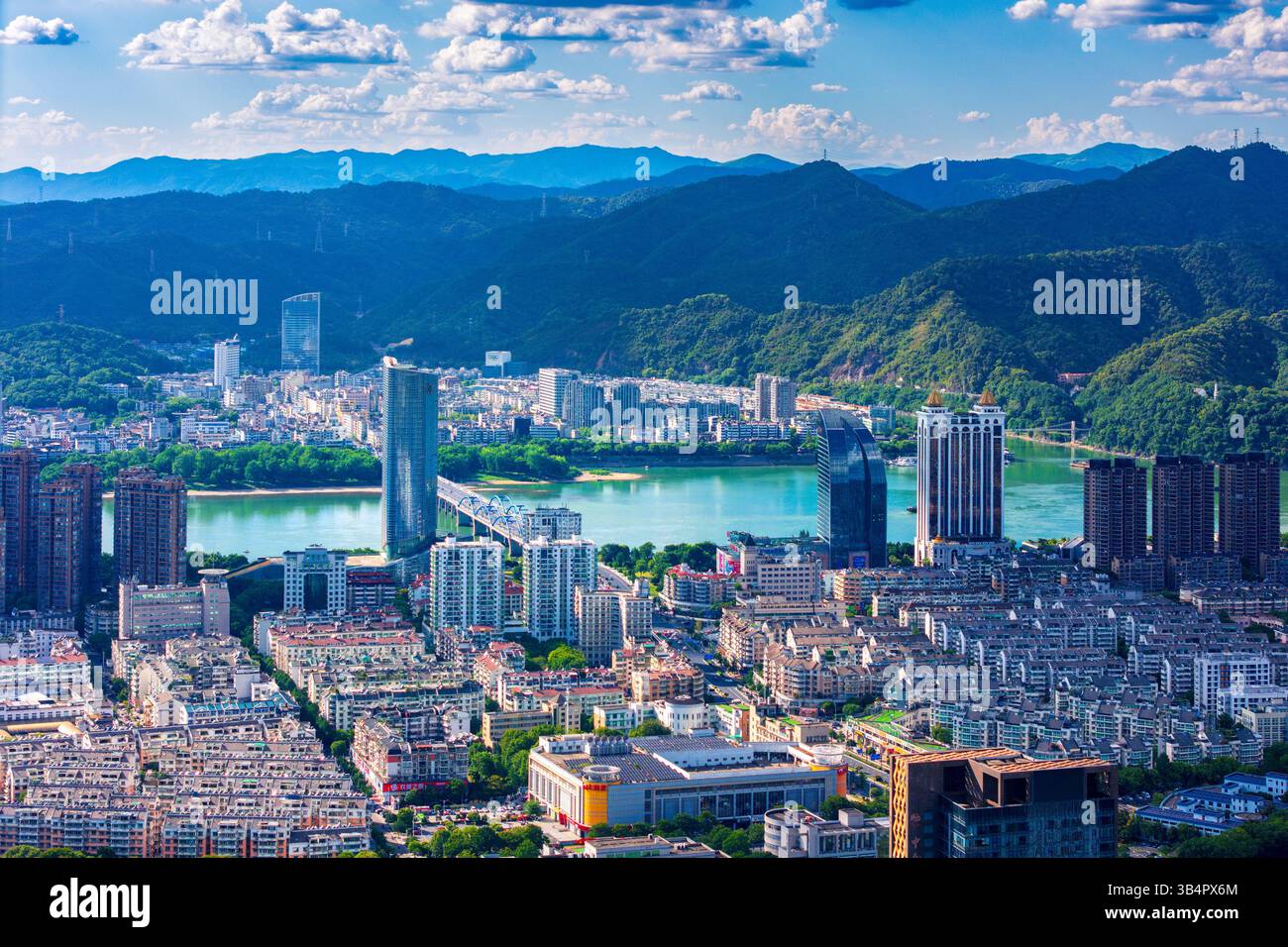 Deuxième pont de la rivière Fuchun, comté de Tonglu, Hangzhou, Chine environnement urbain Banque D'Images