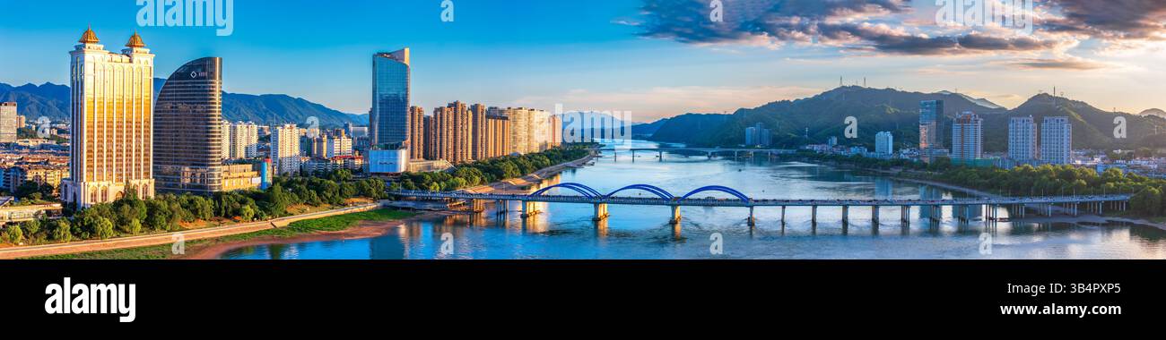 Deuxième pont de la rivière Fuchun, comté de Tonglu, Hangzhou, Chine environnement urbain Banque D'Images