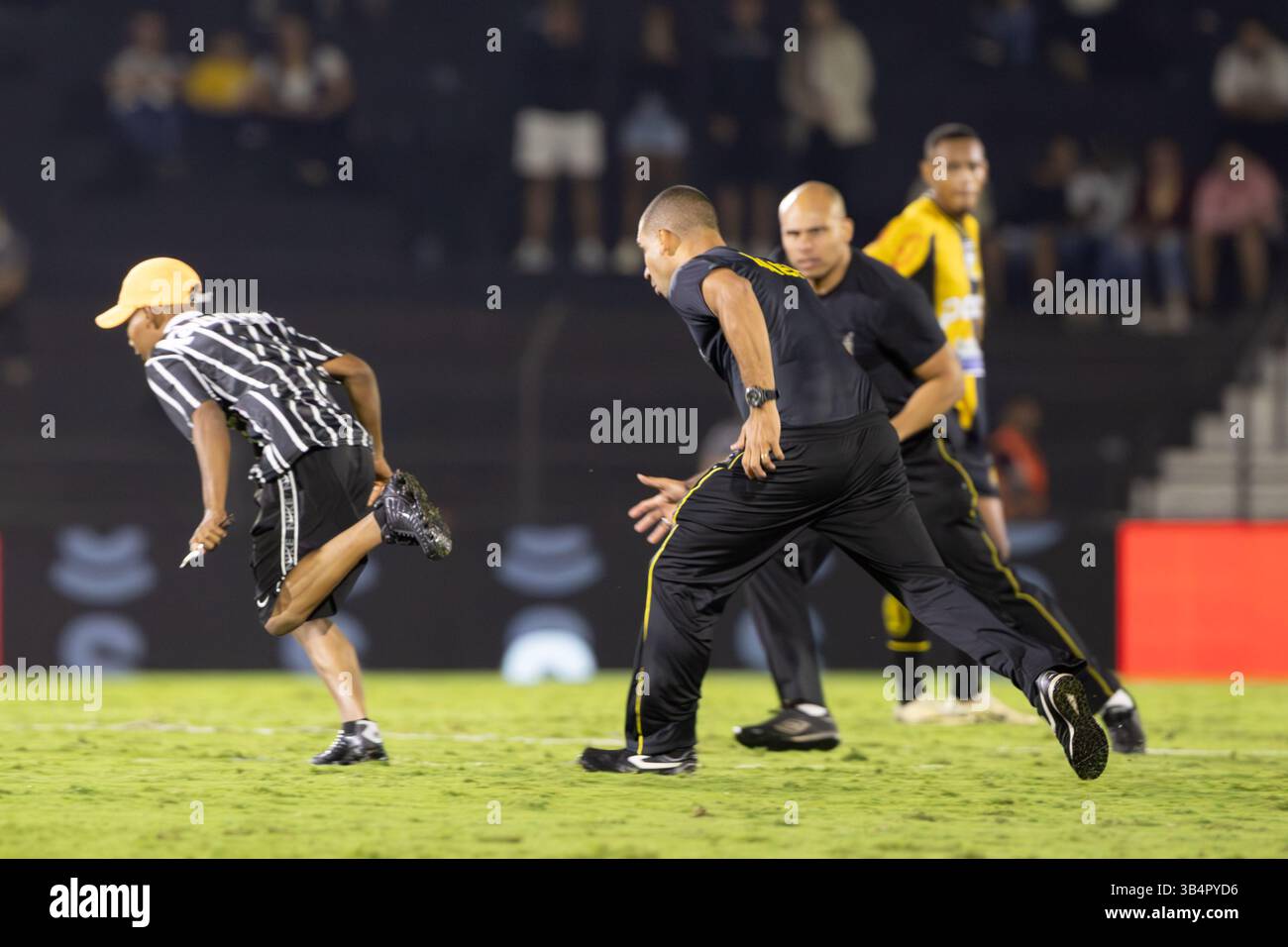 Novo Horizonte, Brésil. 30 avril 2025. SP - NOVO HORIZONTE - 04/30/2025 - BRAZIL CUP 2025, NOVORIZONTINO x CORINTHIANS - invasion des fans lors du match entre Novorizontino et Corinthians au stade Jorge Ismael de Biasi pour le championnat de la Coupe du Brésil 2025. Photo : Joisel Amaral/AGIF crédit : AGIF/Alamy Live News Banque D'Images