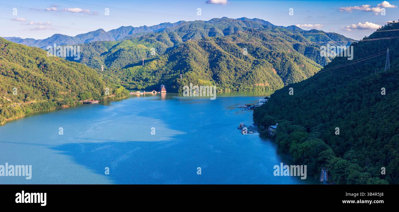 Le paysage des petites trois gorges de la rivière Fuchun dans le comté de Tonglu, Hangzhou, Chine Banque D'Images