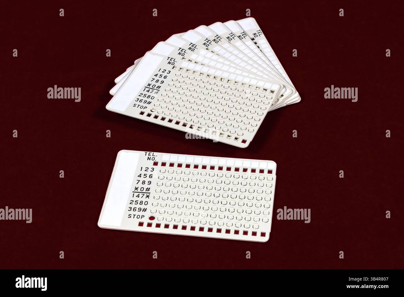 Cartes de pointage autodial vintage pour téléphone à touches des années 1970. Les numéros ont été programmés en poinçonnant le numéro approprié sur la carte. Banque D'Images