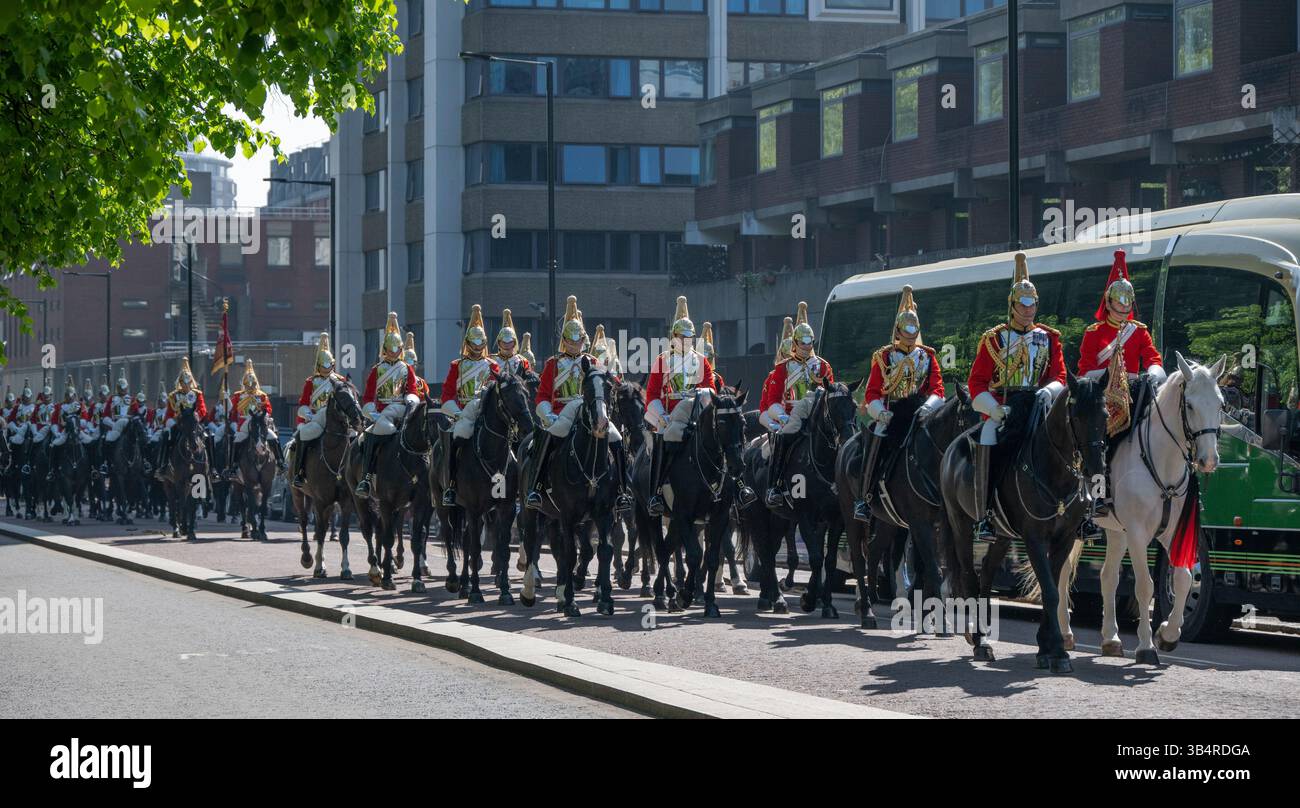 Hyde Park, Londres, Royaume-Uni. 30 avril 2025. Le major général James Bowder inspecte le Household Cavalry Mounted Regiment. L'inspection du major-général est le test annuel de la capacité du régiment à effectuer des cérémonies d'État pour l'année. Pendant le défilé, les hommes, les femmes et les chevaux des Life Guards et Blues and Royals, y compris le Household Cavalry Band avec leurs Drum Horses, trottent et jouent dans l'herbe de Hyde Park dans une démonstration de précision militaire. Banque D'Images