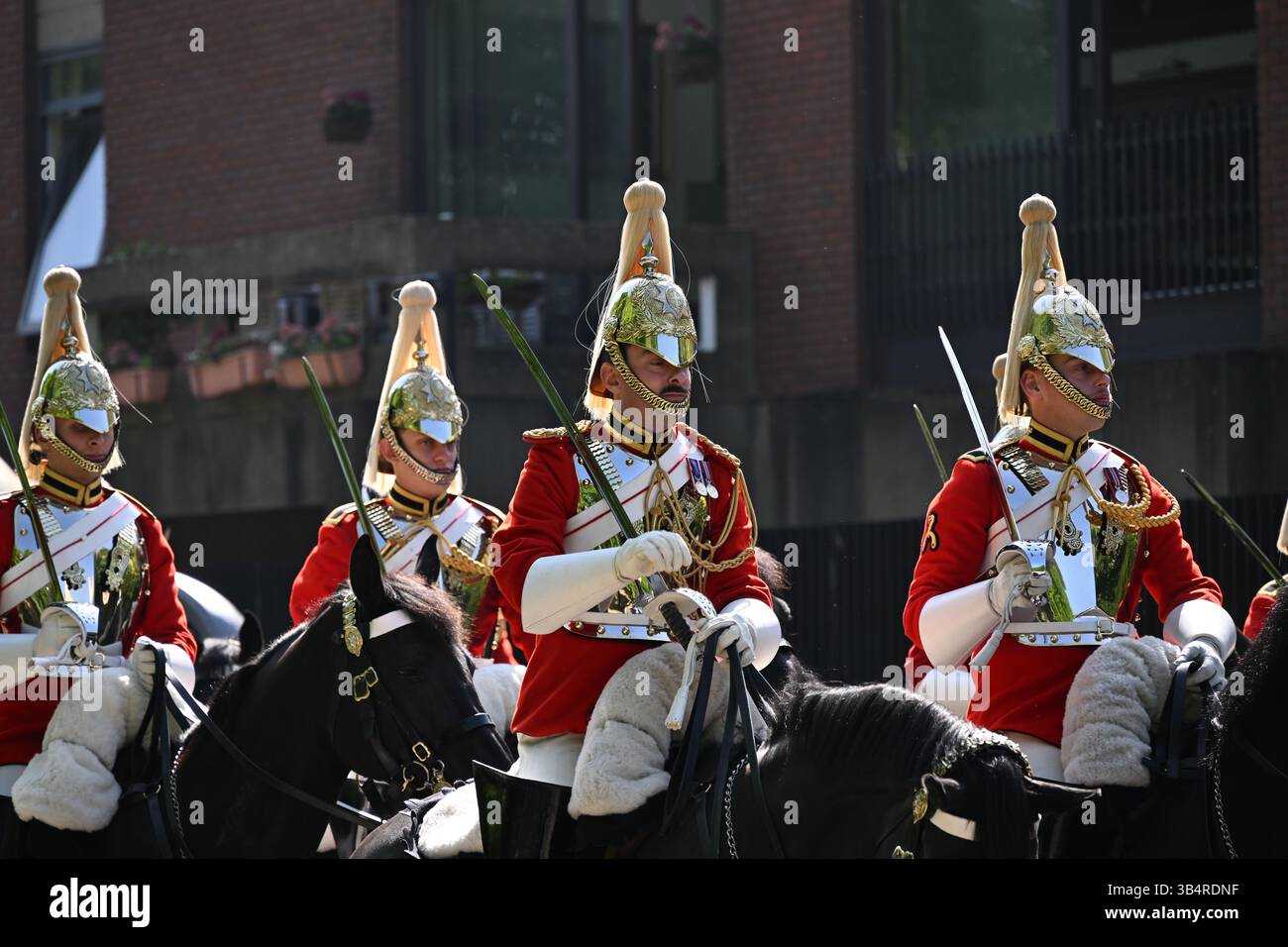 Hyde Park, Londres, Royaume-Uni. 30 avril 2025. Le major général James Bowder inspecte le Household Cavalry Mounted Regiment. L'inspection du major-général est le test annuel de la capacité du régiment à effectuer des cérémonies d'État pour l'année. Pendant le défilé, les hommes, les femmes et les chevaux des Life Guards et Blues and Royals, y compris le Household Cavalry Band avec leurs Drum Horses, trottent et jouent dans l'herbe de Hyde Park dans une démonstration de précision militaire. Banque D'Images