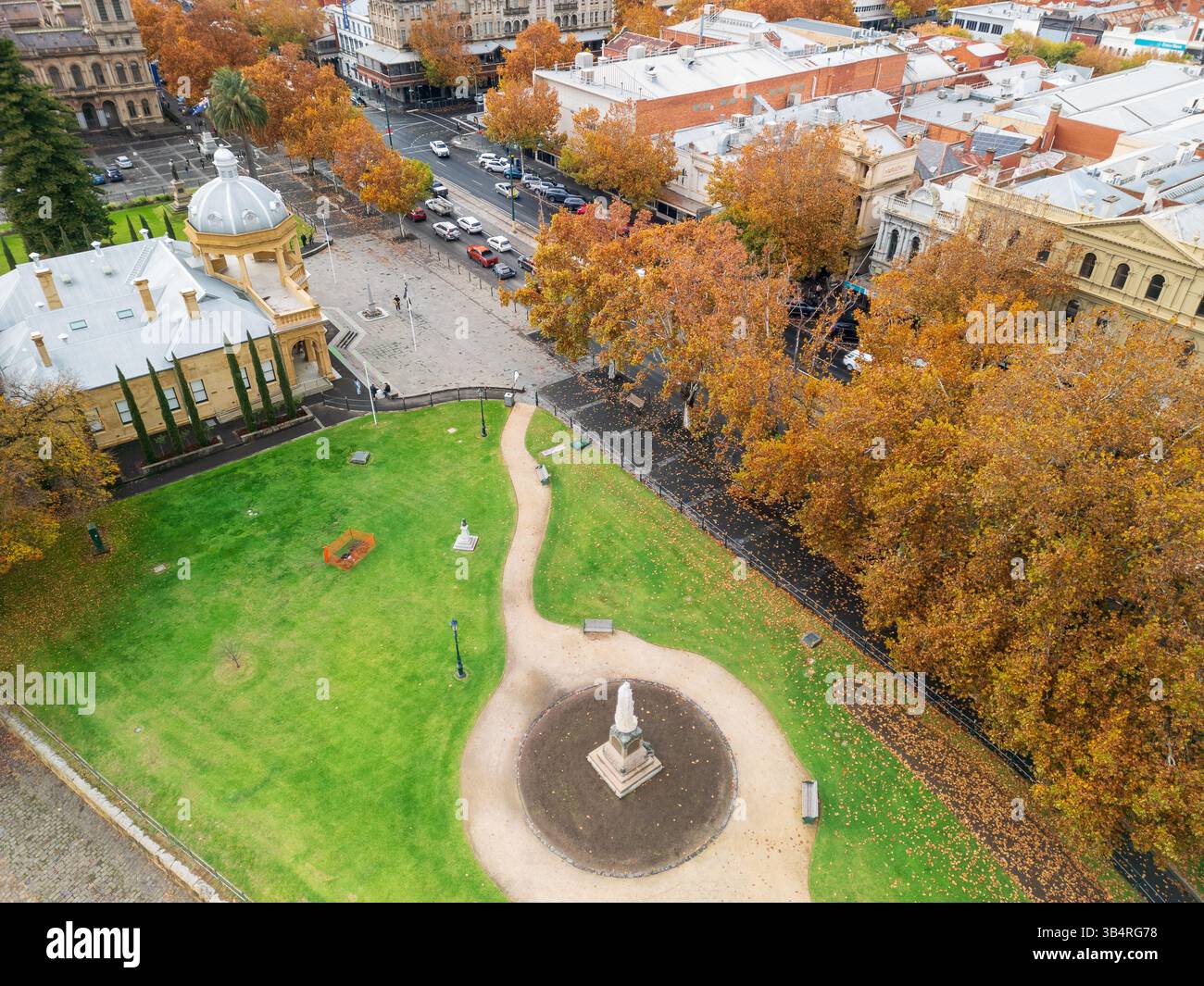 Vue aérienne des sentiers pédestres à travers un parc entouré d'arbres d'automne et de bâtiments historiques à Bendigo dans le centre de Victora, Australie Banque D'Images