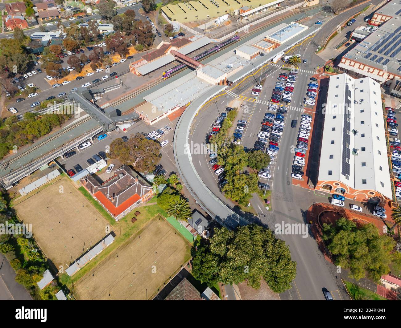 Vue aérienne des parkings entourant une gare de Bendigo dans le centre de Victora, Australie Banque D'Images