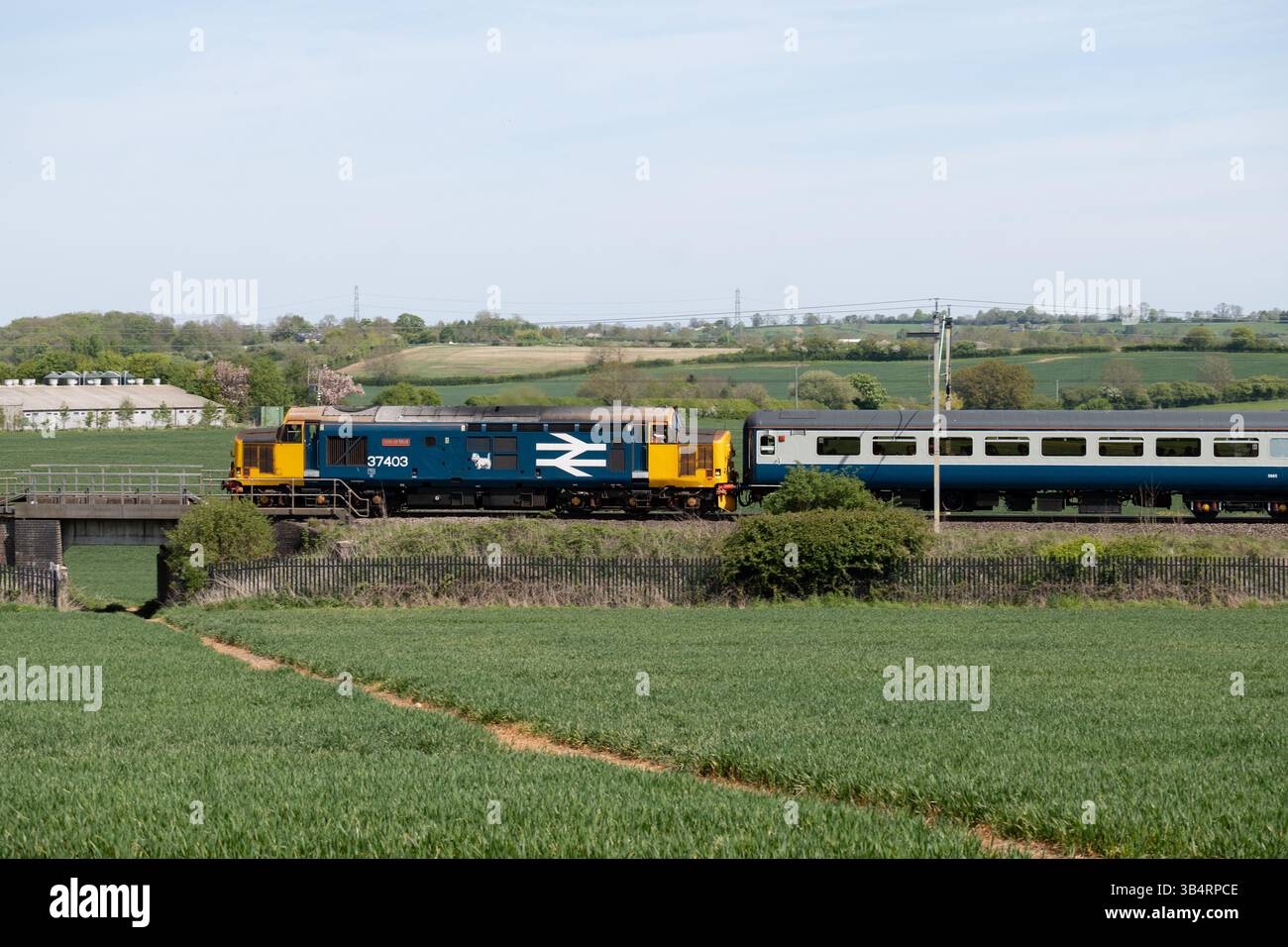 Locomotive diesel de classe 37 n° 37403 'Isle of Mull' tirant un train de voyageurs près de long Buckby, Northamptonshire, Royaume-Uni Banque D'Images