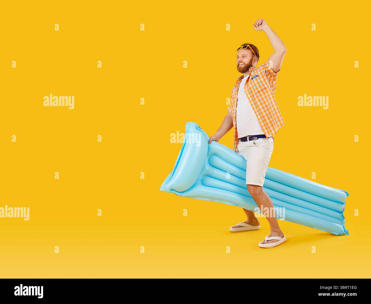 Homme heureux avec matelas gonflable célébrant les vacances d'été Banque D'Images