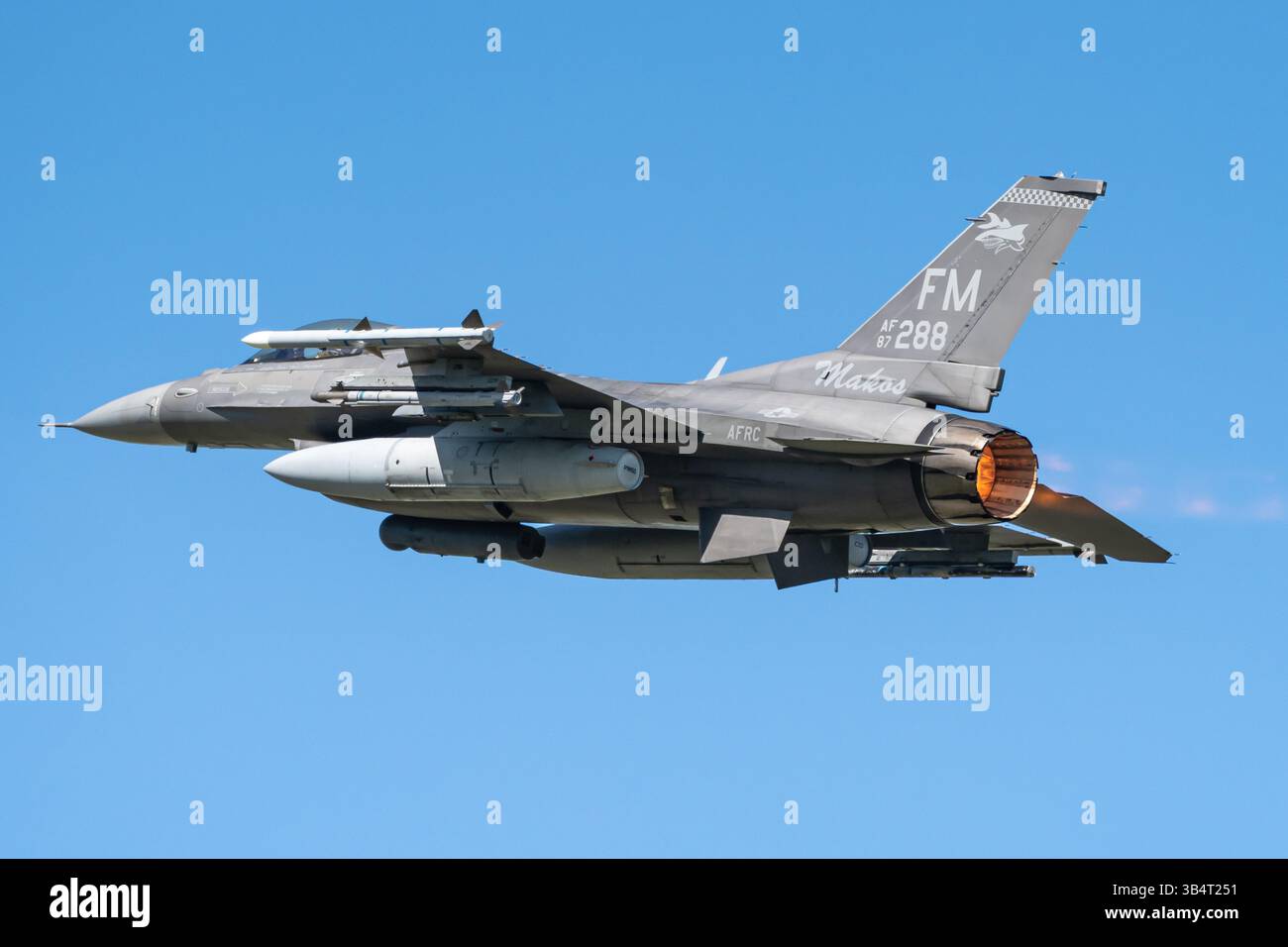 Un F-16 du 93e escadron de chasse, surnommé le Makos, fait partie de la 482e escadre de chasse du Commandement de la réserve de l'Air Force à la base de réserve aérienne de Homestead. Banque D'Images