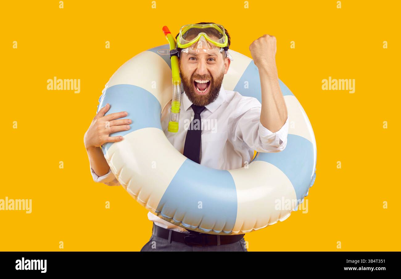 Homme d'affaires avec anneau gonflable et équipement de plongée en apnée crie en profitant des vacances d'été Banque D'Images