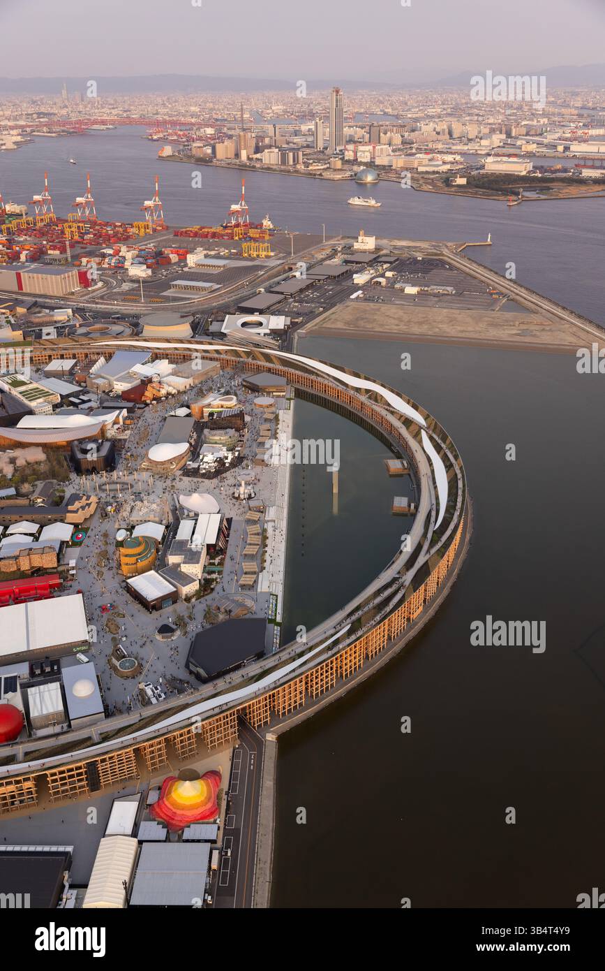 Vue aérienne d'Osaka Expo 2025 Japon, vue en hélicoptère du coucher du soleil du Grand Ring et des pavillons de campagne sur l'île de Yumeshimanaka Banque D'Images