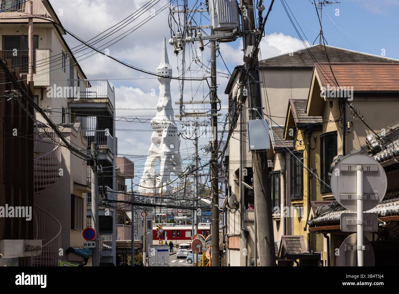 Tour PL (Grande Tour de prière pour la paix) également connue sous le nom de Dai Heiwa Kinen Tō construite par PL Kyodan à Osaka au Japon Banque D'Images