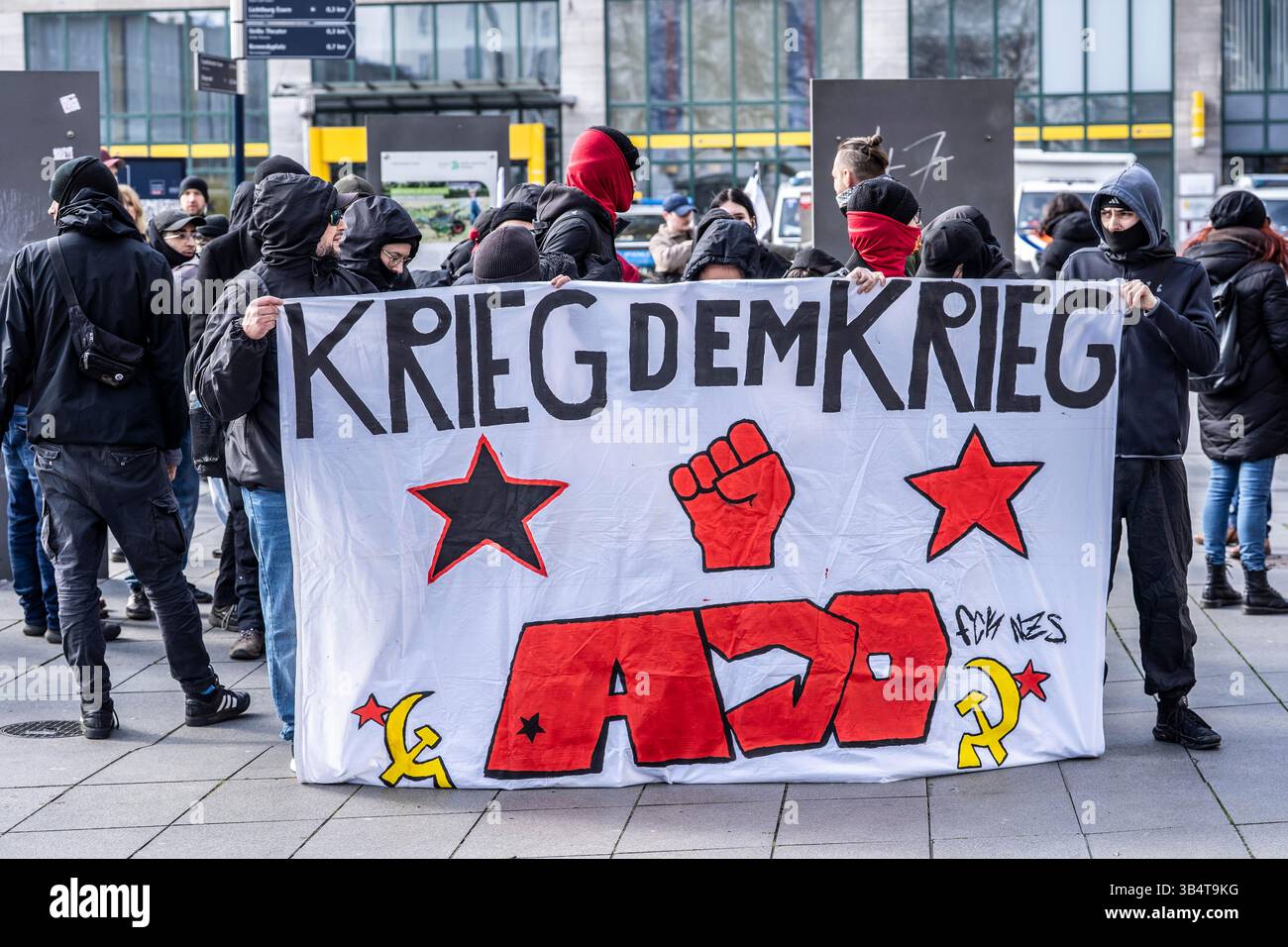 Contre-manifestation de gauche lors d'une manifestation d'extrême droite du groupe néo-nazi Jung und Stark (JS) dans le centre-ville d'Essen, Deman Banque D'Images
