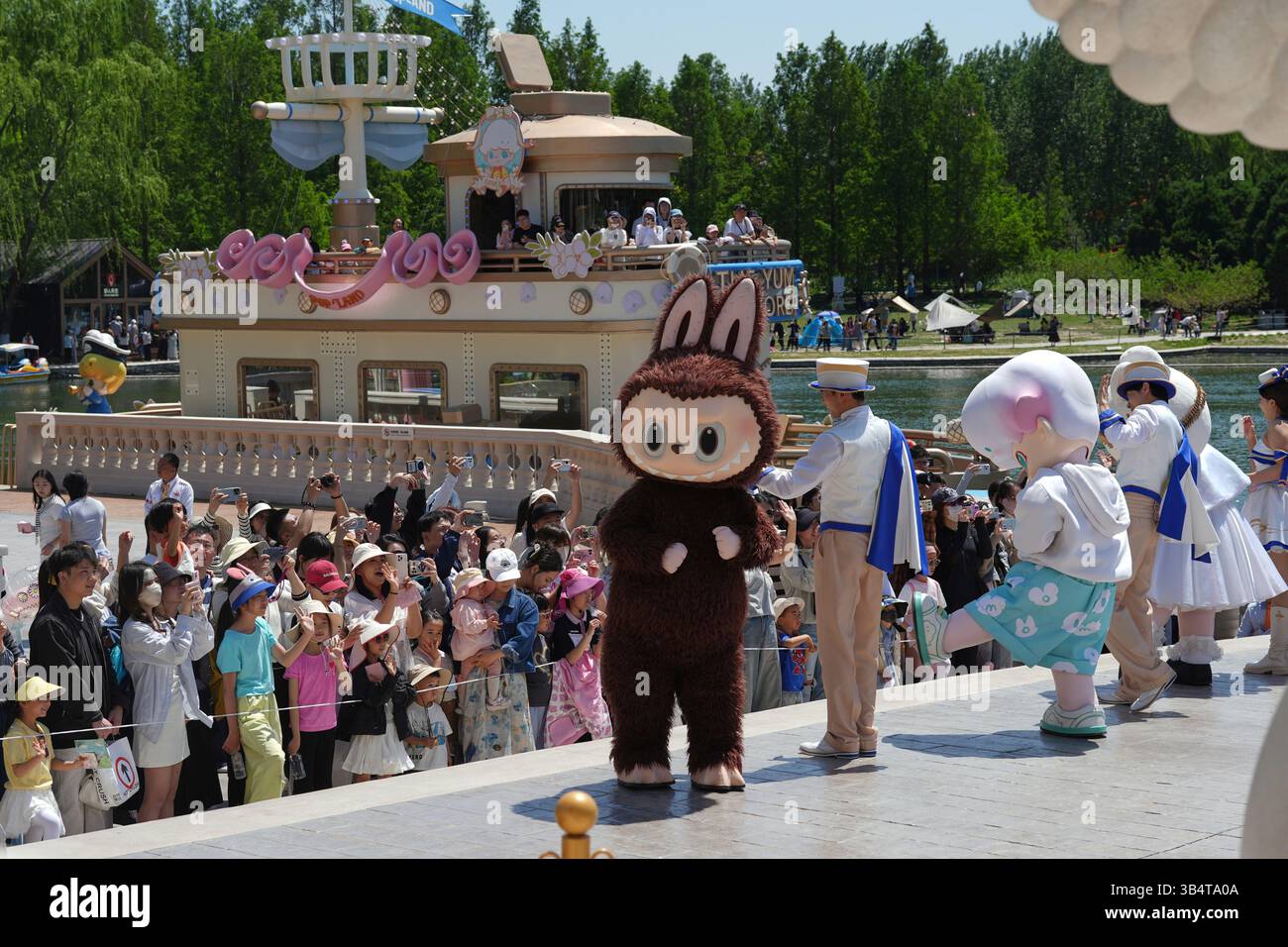 A Labubu mascot performs for visitors to Pop Land, a theme park for Pop Mart, manufacturer of collectible toys and plush dolls during the May Day holiday in Beijing, Thursday, May 1, 2025. (AP Photo/Ng Han Guan) Banque D'Images