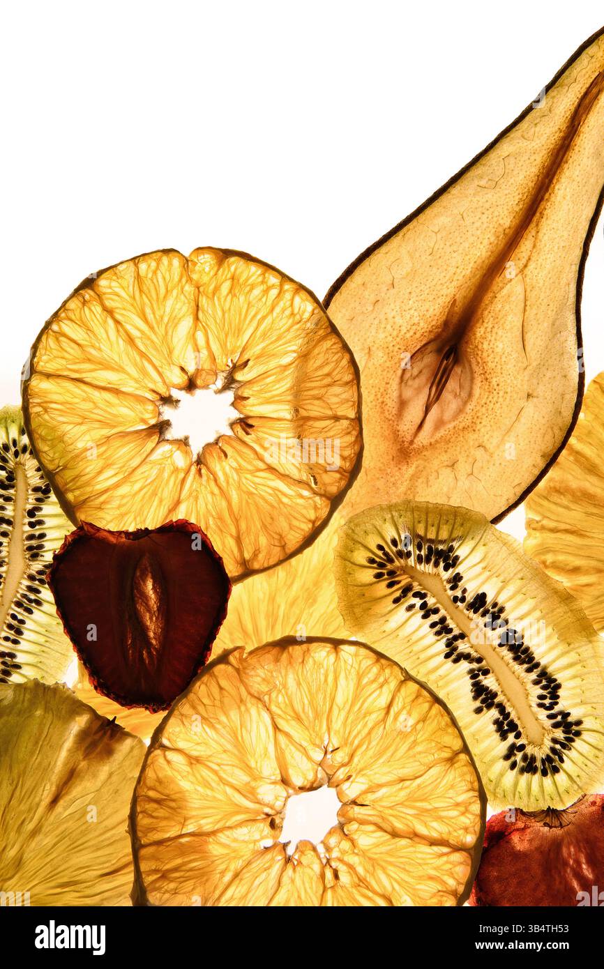 Aliments diététiques. Chips de fruits séchés sur un fond blanc. Collations naturelles et saines. Chips diététiques à base de fruits secs. Banque D'Images