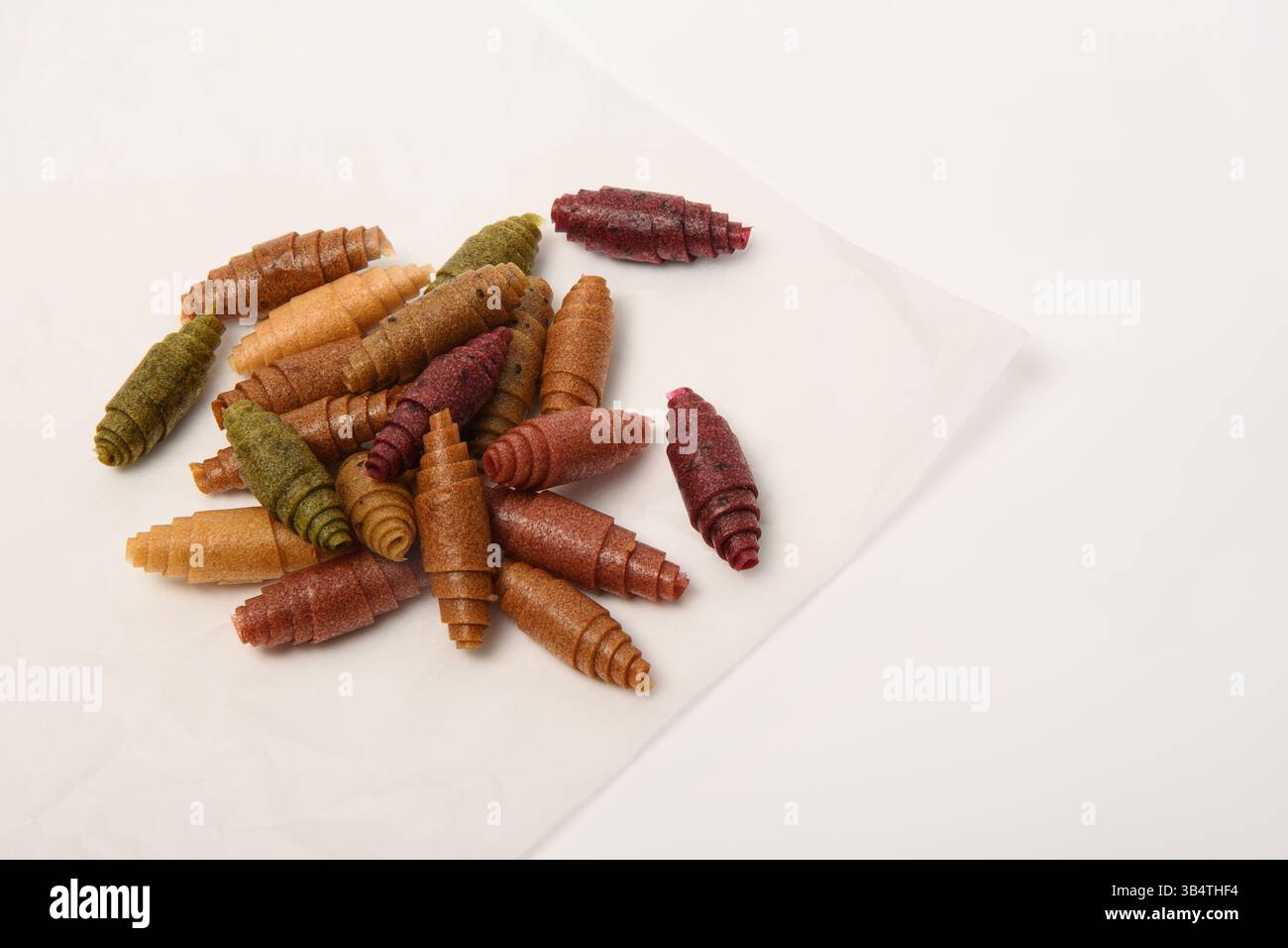 Motif pastila fruit cuir s'enroule avec des fruits sur fond blanc.horizontalement. Banque D'Images