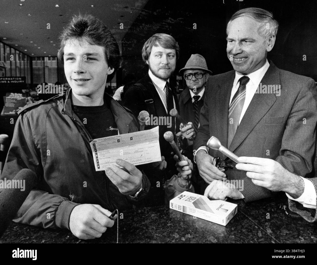 12 mars 2022 : Walter Polovchak, à gauche, qui est devenu citoyen américain le 8 octobre, affiche sa carte de service sélectif devant le bureau de poste des rues Adams et Dearborn après s'être inscrit pour le projet le 23 octobre 1985. Polovtchak, 18 ans, qui a refusé de retourner en Union soviétique avec ses parents ukrainiens six ans plus tôt, a déclaré : ''pour garder ce pays fort, il faut s'inscrire.'' Il était accompagné de son avocat, Julian Kulas. (Crédit image : © Carl Hugare/Chicago Tribune/TNS via ZUMA Press Wire) Banque D'Images