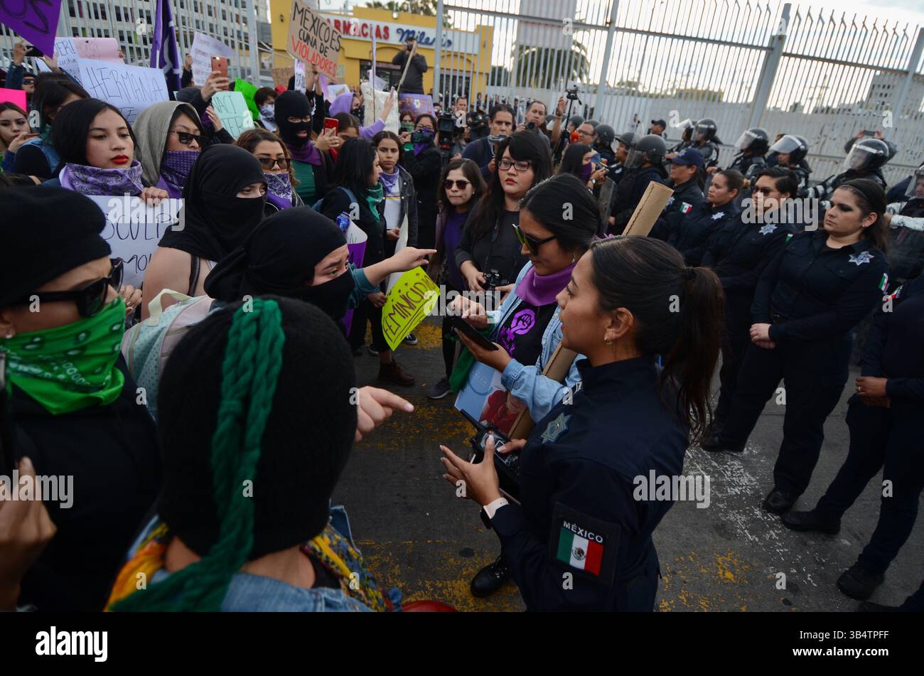 21 février 2020, Tijuana, basse Californie, Mexique : trois groupes distincts de women’ ont défilé ensemble pour protester à la frontière américano-mexicaine, près du poste de contrôle de San Ysidro-Tijuana à l'entrée de Chaparral, pour attirer l'attention sur la violence contre les femmes, les fémicides, dans la ville de Tijuana. Les flics fédéraux, municipaux et la garde nationale se sont rassemblés pour les empêcher d’avancer plus loin dans la région le vendredi 21 février 2020. (Crédit image : © Carlos A. Moreno/ZUMA Press Wire) Banque D'Images
