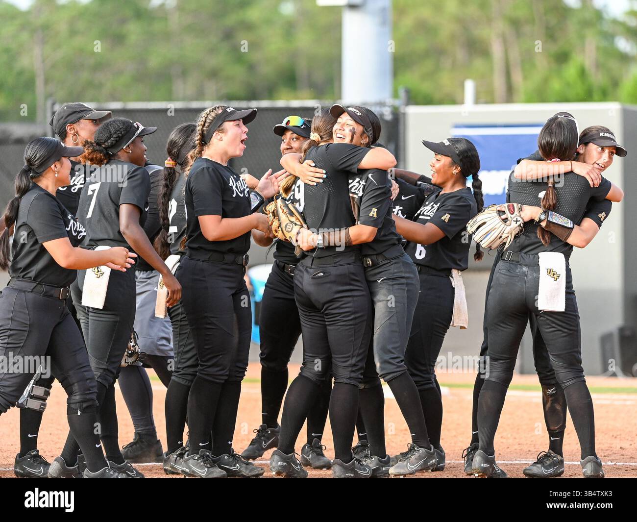 22 mai 2022 : UCF célèbre après avoir remporté le NCAA Orlando Regional Softball après avoir battu Michigan 9-4, UCF avance dans les Super régionales au complexe de softball UCF à Orlando, FL Romeo T Guzman/SDSU (crédit image : © Romeo Guzman/CSM via ZUMA Press Wire) Banque D'Images