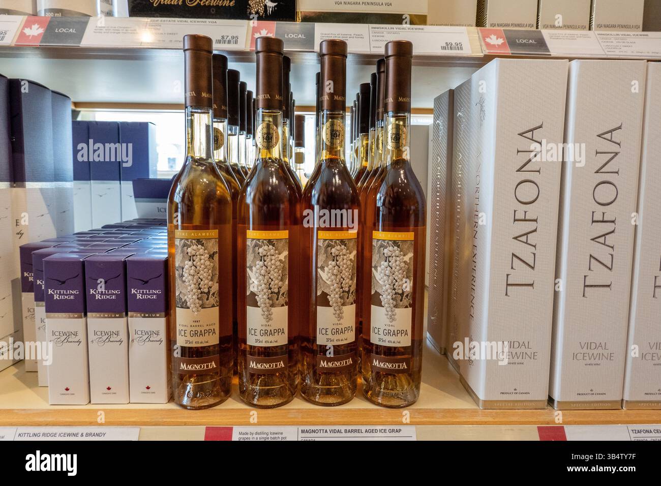 Cave de vinification Magnotta Vidal Ice Grappa Wine from Niagara Ontario Canada, Canadian Niagara on the Lake Ice Wine Bottles, LCBO Shop Store Display, photo Banque D'Images