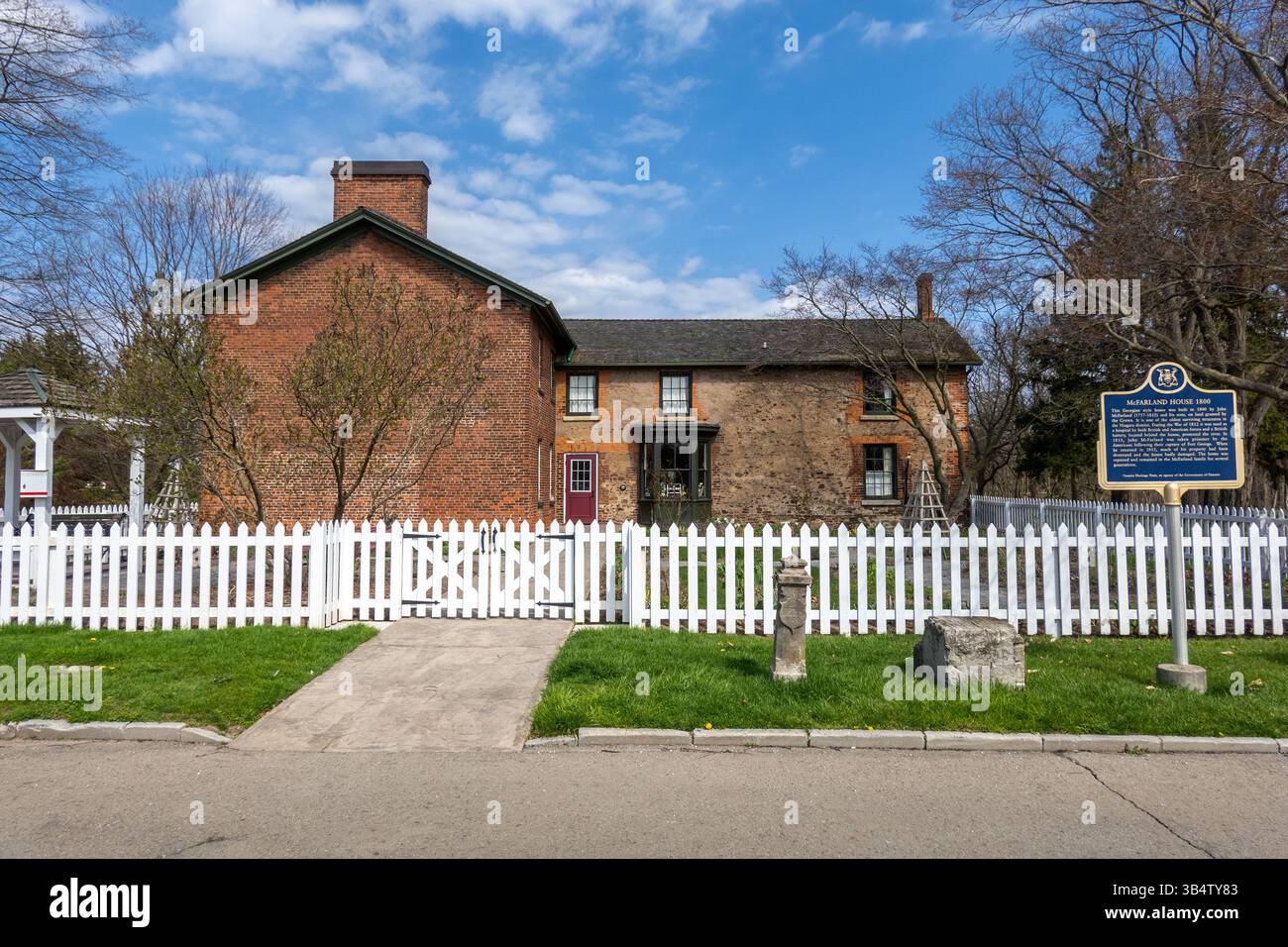 Maison historique McFarland la plus ancienne propriété de Niagara-on-the-Lake, utilisée comme hôpital pendant la guerre de 1812 située sur Niagara Parkway photo Banque D'Images