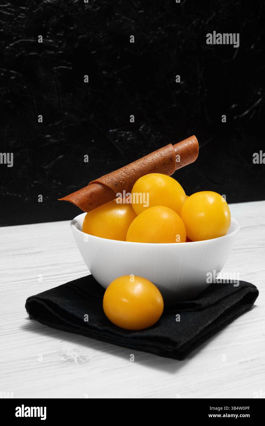 Douceur sur une assiette de prune cerise. En-cas végétarien. Petit déjeuner. Banque D'Images