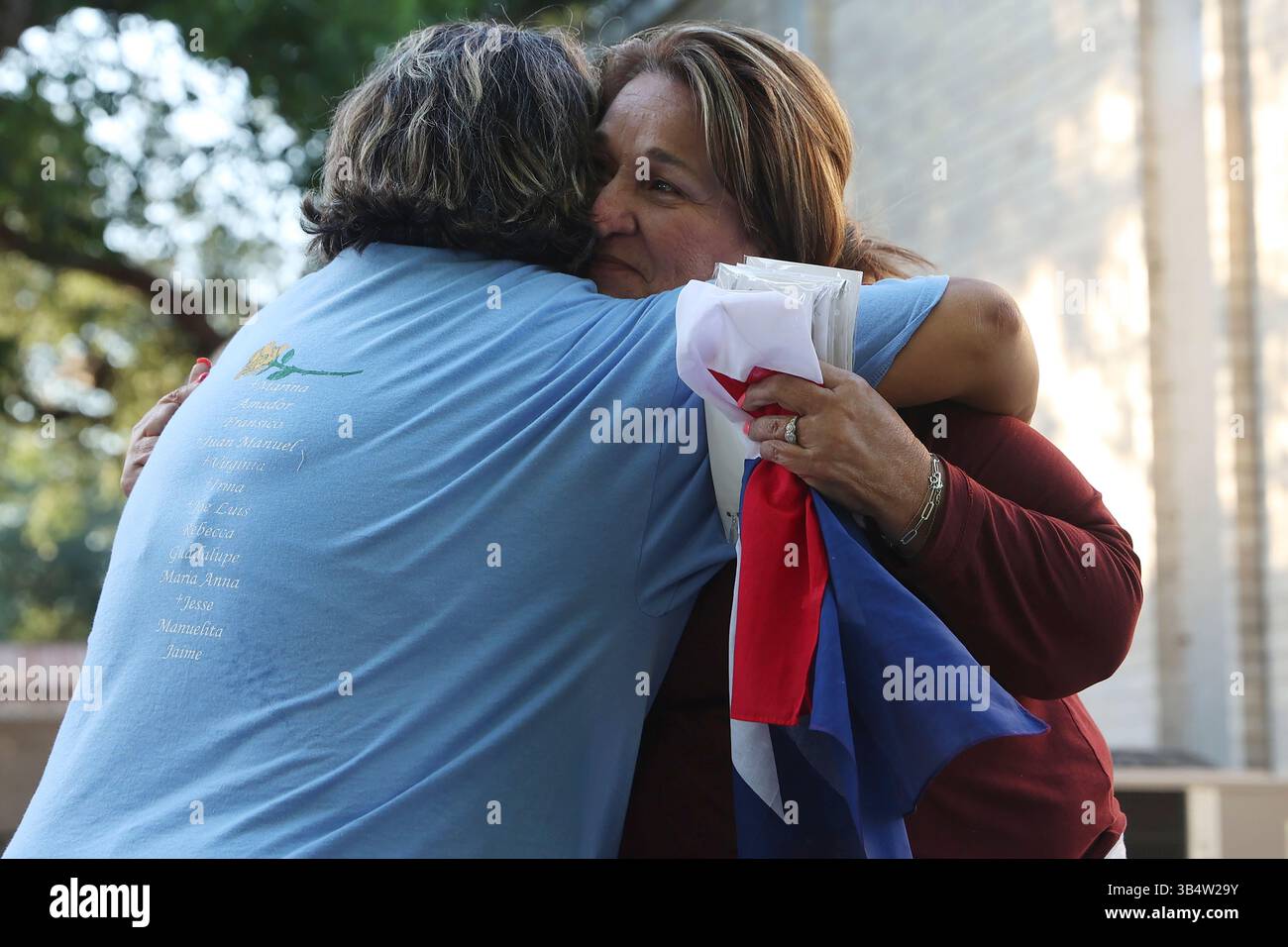 25 mai 2022, Uvalde, Texas, USA : Irene Pineda, droite, embrasse Rosita Lira après une messe pour les victimes de la fusillade de l'école primaire Robb à l'église du Sacré-cœur à Uvalde, Texas, mercredi 25 mai 2022. Pineda, d’Uvalde, a déclaré que sa fille est enseignante à l’école et qu’elle se trouvait dans la même aile que Salvador Ramos, âgé de 18 ans, est entré et a tué 19 élèves et deux enseignants. (Crédit image : © Jerry Lara/San Antonio Express-News via ZUMA Press Wire) Banque D'Images