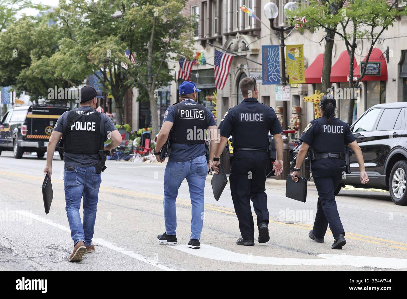 4 juillet 2022 : les forces de l'ordre travaillent sur la scène le long de la route du défilé du 4 juillet Highland Park après que les gens ont fui la scène le lundi 4 juillet 2022, après qu'un tireur a tiré sur le défilé du 4 juillet dans le nord de suburbÃ¢â‚¬â„¢. (Crédit image : © Brian Cassella/Chicago Tribune/TNS via ZUMA Press Wire) Banque D'Images