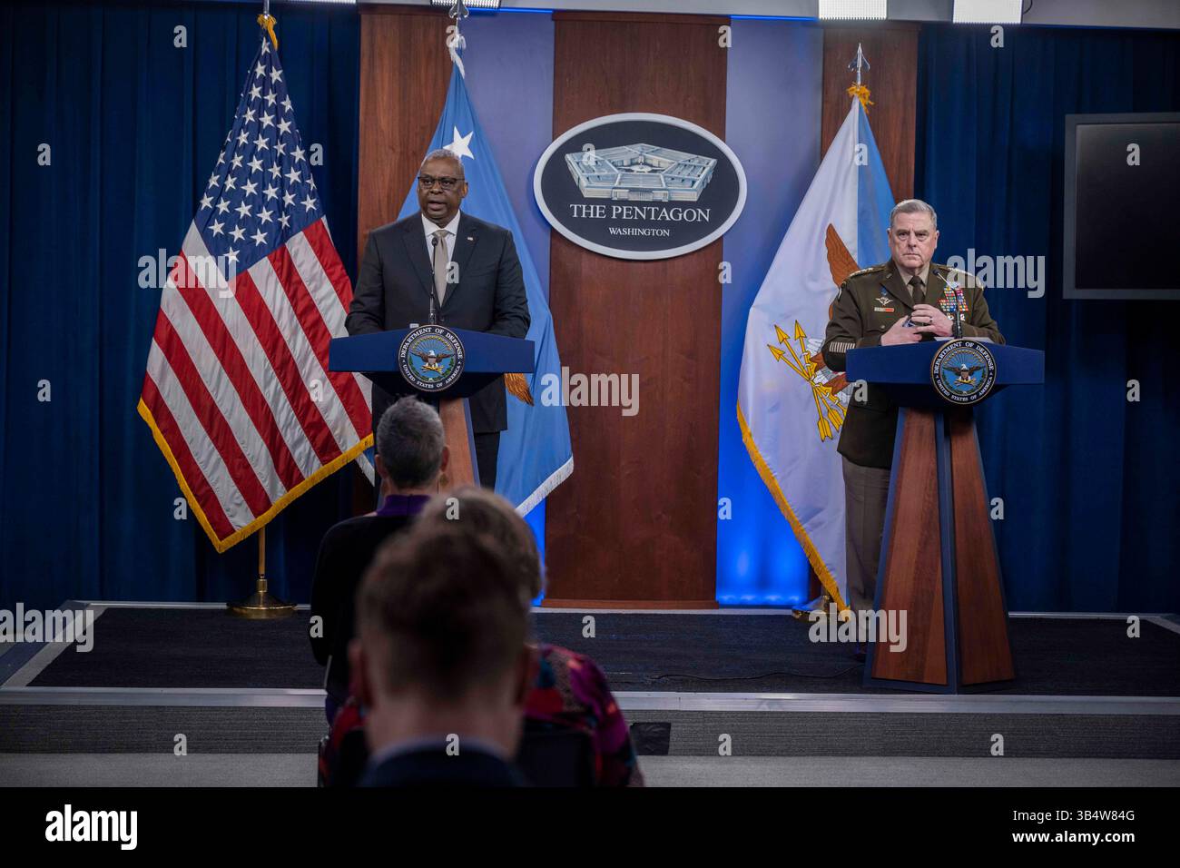 23 mai 2022, Arlington, va, États-Unis d'Amérique : le secrétaire américain à la Défense Lloyd Austin, à gauche, et le président des chefs interarmées, le général Mark Milley, écoutent une question lors d'un point de presse à la suite d'une réunion du Groupe de contact pour la Défense ukrainienne au Pentagone, le 23 mai 2022 à Arlington, Virginie. (Crédit image : © Tsgt. Jack Sanders/DOD/Planet Pix via ZUMA Press Wire) Banque D'Images