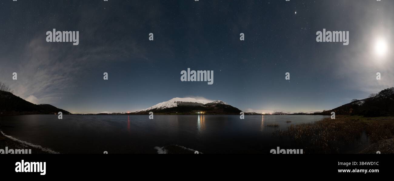 Une vue panoramique de Bassenthwaite dans le Lake District anglais par une nuit froide d'hiver Banque D'Images