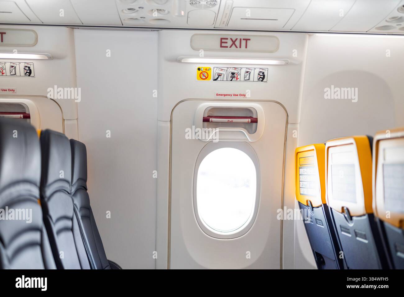 27 avril 2025 Stockholm Suède, sortie de secours dans la cabine d'un avion avec sièges pour les passagers de Ryanair Airlines Banque D'Images