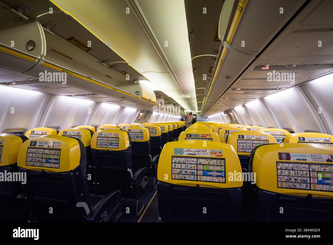 27 avril 2025, Stockholm Suède, vue intérieure de la cabine de l'avion Rayanair Airlines avec sièges Banque D'Images