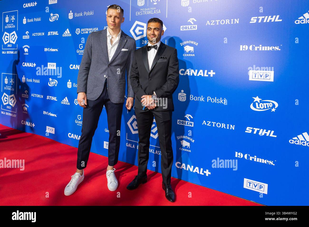 23 mai 2022, Varsovie, Pologne : Filip Majchrowicz (à gauche) et Leandro Rossi (à droite) de Radomiak Radom sont vus lors du Gala d'Ekstraklasa 2022 à Varsovie. (Crédit image : © Mikolaj Barbanell/SOPA images via ZUMA Press Wire) Banque D'Images