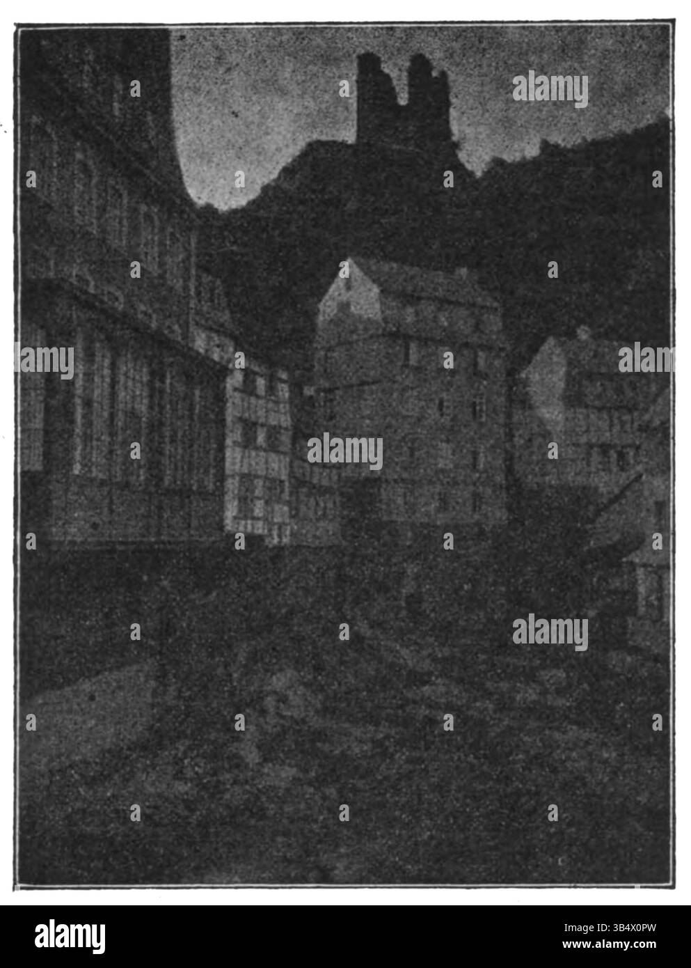 Cette image tirée du livre 'Wandelen en Waarnemen' de 1906 d'Eli Heimans (page 237) offre une vue de Monschau, en Allemagne. Il capture le village pittoresque avec ses rues charmantes, reflétant l'essence historique et rurale de la ville. Banque D'Images
