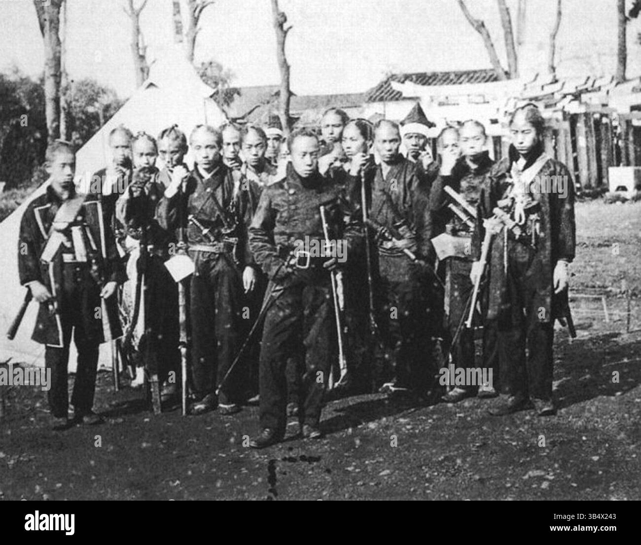 Cette image montre des soldats du shogunat Tokugawa pendant la guerre de Boshin (vers 1867). Les soldats sont représentés portant une combinaison d'uniformes de style occidental et d'armes japonaises traditionnelles. Le soldat à l'avant-garde porte un uniforme de style occidental, soulignant l'intégration de l'influence militaire occidentale. Banque D'Images