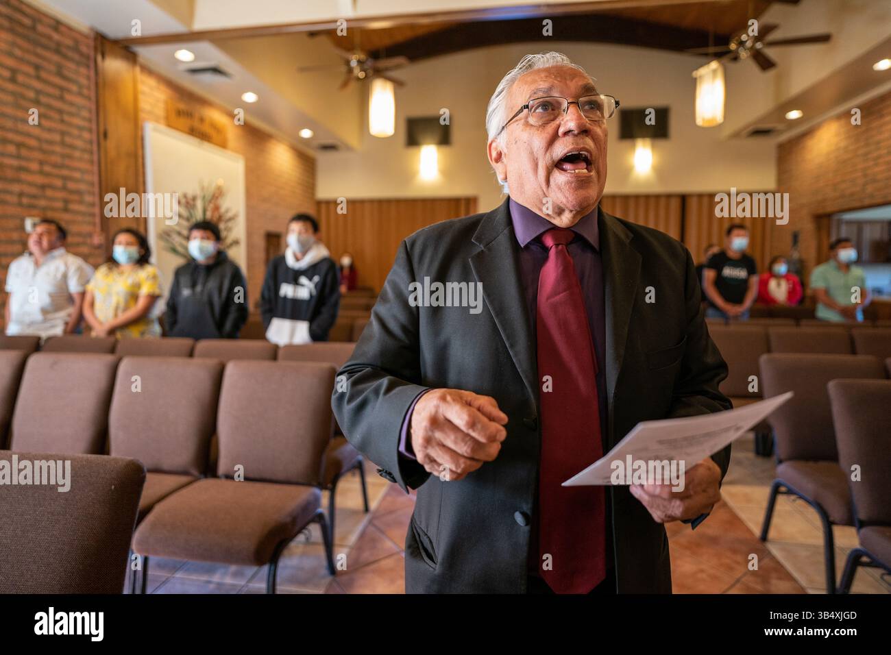21 février 2021, Phoenix, Arizona, États-Unis : le révérend Gonzalo Derney Ramos de Betania Presbyterian Church, Phoenix, Arizona, chante pendant le service du dimanche en direct de l'église. Une petite congrégation en personne est rejointe par une présence en ligne plus importante. (Crédit image : © Gregg Brekke/ZUMA Press Wire) Banque D'Images